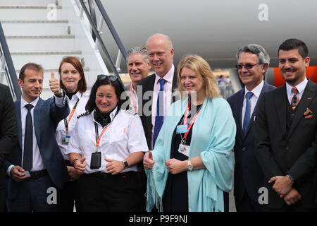 Easyjet a officiellement pris livraison de son premier Airbus A321neo en présence de Tom Enders, CEO d'Airbus, Johan Lundgren, directeur général d'Easyjet, Gael Meheust, PRÉSIDENT-DIRECTEUR GÉNÉRAL DE CFM et secrétaire aux Transports Chris Grayling. Enders, Meheust et Lundgren a expliqué lors d'une conférence de presse que les trois sociétés avaient engagé dans un partenariat stratégique dans lequel Easyjet compte sur une flotte d'Airbus A319, A320 et A321 powered by CFM de la consommation de carburant des moteurs LEAP. Credit : Uwe Deffner/Alamy Live News Banque D'Images