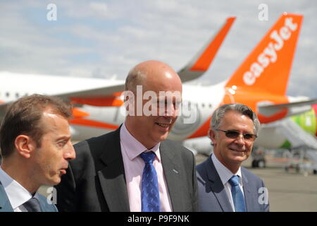 Easyjet a officiellement pris livraison de son premier Airbus A321neo en présence de Tom Enders, CEO d'Airbus, Johan Lundgren, directeur général d'Easyjet, Gael Meheust, PRÉSIDENT-DIRECTEUR GÉNÉRAL DE CFM et secrétaire aux Transports Chris Grayling. Enders, Meheust et Lundgren a expliqué lors d'une conférence de presse que les trois sociétés avaient engagé dans un partenariat stratégique dans lequel Easyjet compte sur une flotte d'Airbus A319, A320 et A321 powered by CFM de la consommation de carburant des moteurs LEAP. Credit : Uwe Deffner/Alamy Live News Banque D'Images