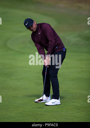 Carnoustie Golf Links, Angus, au Royaume-Uni. 18 juillet, 2018. Le 147e Open Golf Championship, jour de pratique ; Jason Day (AUS) putts pour birdie sur le quatrième crédit vert : Action Plus Sport/Alamy Live News Banque D'Images