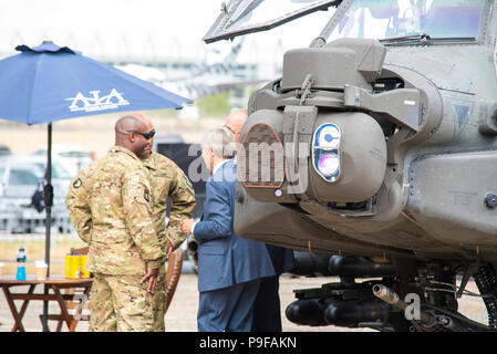 Hélicoptère Apache et les capteurs d'armes avec nous à l'aéroport de Farnborough, Hampshire, Royaume-Uni. Farnborough International Airshow 2018. L'événement commercial de l'aérospatiale Banque D'Images