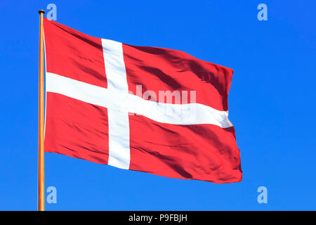 Le drapeau national du Danemark (Dannebrog), de haut vol sur Copenhague, Danemark Banque D'Images