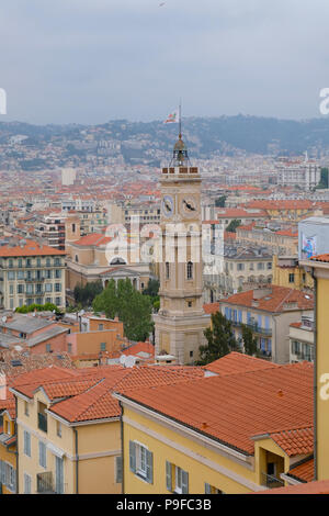 Nice, France. Vue sur les toits avec le Saint-François, dans le centre. Le drapeau de Nice vole sur le dessus. Banque D'Images