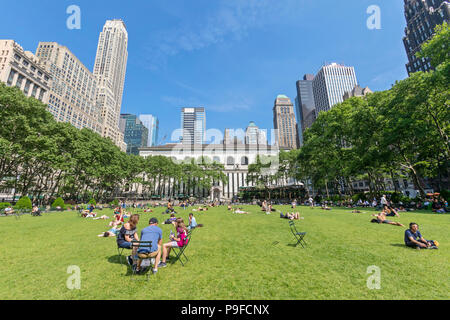 Les visiteurs se détendre et jouer à des jeux à Bryant Park, à Manhattan, New York City. Banque D'Images