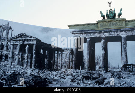 Allemagne, Berlin, Porte de Brandebourg avec sculpture Quadriga, sur la déesse romaine Victoria est un cheval de chariot à amener la paix dans la ville, construit 1789-1793, une exposition avec des photos de la seconde guerre mondiale, la porte a été jusqu'à 1989 une partie de la frontière entre la paroi et divisé l'Est et l'ouest de Berlin et est aujourd'hui un symbole de la réunification, au cours d'une visite à Berlin 1987 du président américain Ronald Reagan a dit à la porte : 'Mr. Gorbatchev, ouvrez cette porte, M. Gorbatchev, Abattez ce mur !" Banque D'Images