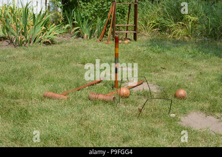 Jeu de croquet ancien est tout prêt sur l'herbe pour un jeu. Le bois. L'original. Banque D'Images