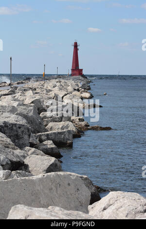 La lumière ou brise-lames Muskegon brise-lames du Sud est à l'bras sud de la digue entourant channel à Muskegon, Michigan. Banque D'Images