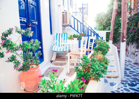 Belle terrasse extérieur avec le style des Cyclades. Banque D'Images