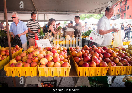 NEW YORK - 16 juillet 2018 : l'achat d'Acheteurs produire sur l'affichage à l'Union Square Greenmarket farmers market à Manhattan. Banque D'Images