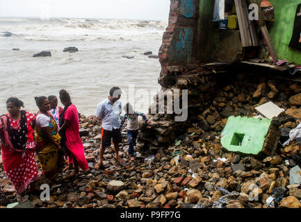 Mumbai, Inde. 14 juillet, 2018. Les gens regardent la maison cassée après les vagues brisées sur le mur des maisons avec l'absence de dommage lorsque la marée haute était de 16,4 pieds à Mumbai, Maharashtra, India Crédit : Indranil Aditya/Pacific Press/Alamy Live News Banque D'Images