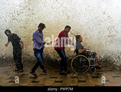 Mumbai, Inde. 14 juillet, 2018. Un garçon sur un fauteuil roulant bénéficie d'marée haute à Mumbai, Maharashtra, India Crédit : Indranil Aditya/Pacific Press/Alamy Live News Banque D'Images