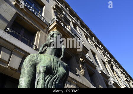 Paris Musée d'Orsay, détail de 'la victoire' d'Antoine Bourdelle ; statue de bronze par une journée ensoleillée. Banque D'Images