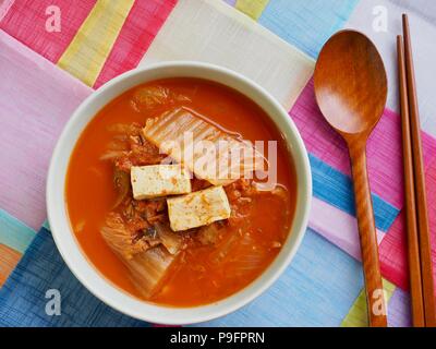 La nourriture coréenne ragoût de kimchi, Kimchi jjigae Banque D'Images