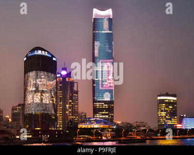 En début de soirée de grande monte dans le nouveau district de Pudong de Shanghai, Chine. Banque D'Images