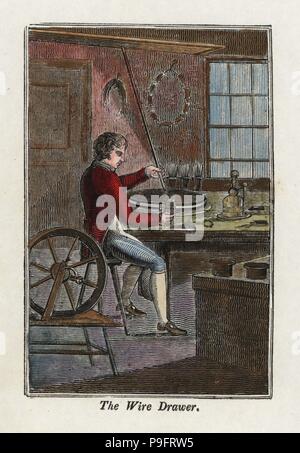 Un travailleur de métal à l'aide d'un fil-dessin machine à faire fil fin. Gravure sur bois coloriée du livre de l'anglais et les métiers de la Bibliothèque des arts utiles, Phillips, Londres, 1818. Banque D'Images