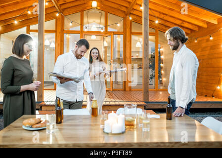 Les amis de la préparation pour le dîner près de la chambre Banque D'Images