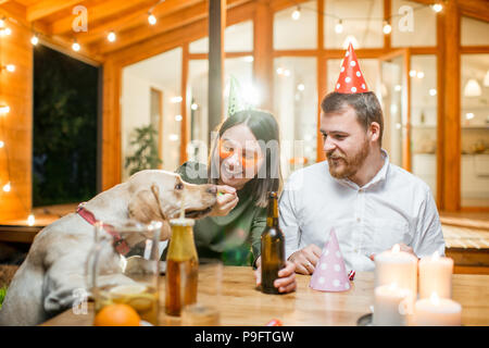 Chien avec couple sur l'arrière-cour de la maison Banque D'Images