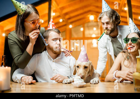 Les amis de célébrer l'anniversaire de chien Banque D'Images