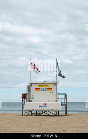 Lifeguard station sur Branksome beach lors d'une fraîche journée d'été Banque D'Images