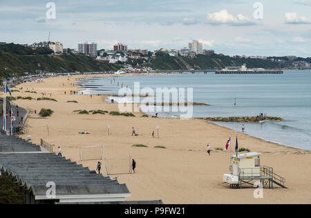 Nuageux journée d'été à Branksome Beach sur la côte du Dorset Banque D'Images