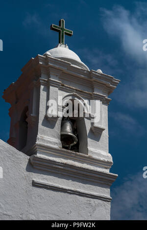 Clocher de l'église Saint Pierre en île de Taboga Panama deuxième plus ancienne église en Amérique latine Banque D'Images
