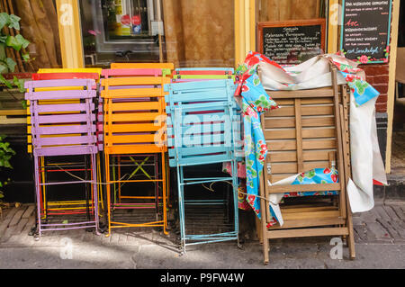 Chaises colorées empilées à l'extérieur d'un restaurant à La Haye, aux Pays-Bas. Banque D'Images