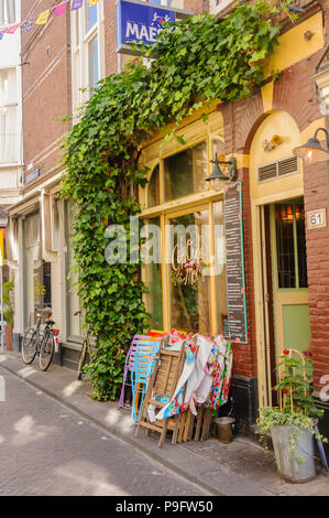 Chaises colorées empilées à l'extérieur d'un restaurant à La Haye, aux Pays-Bas. Banque D'Images