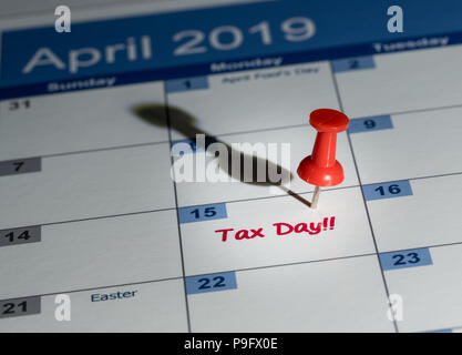 Punaise rouge dans calendrier le 15 avril pour la journée de l'impôt Banque D'Images