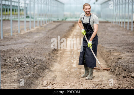 Agriculteur dans la serre Banque D'Images