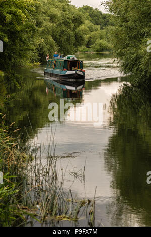 Canal boat sur la rivière Avon à Stratford upon Avon en Angleterre. Banque D'Images