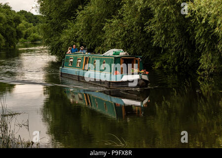 Canal boat sur la rivière Avon à Stratford upon Avon en Angleterre. Banque D'Images