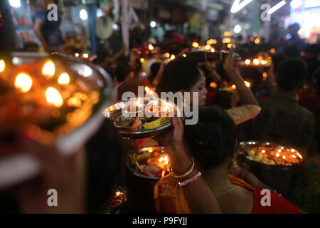 Dhaka, Bangladesh : dévot hindou femmes détiennent des lampes à huile pour libérer de la rivière lorsqu'ils observent un rituel Bipodnashini nommé Puja à Dhaka, Bangladesh, le 17 juillet 2018. Lors du rituel de personnes de la communauté hindoue prendre longue journée le rituel et maintenir rapidement. Étroitement associé avec Sankattarani déesse et considéré comme l'un des 108 Avatars de la déesse Durga, Bidaptarini est particulièrement prié pour aider à surmonter les difficultés. Asad Rehman © / Alamy Stock Photo Banque D'Images