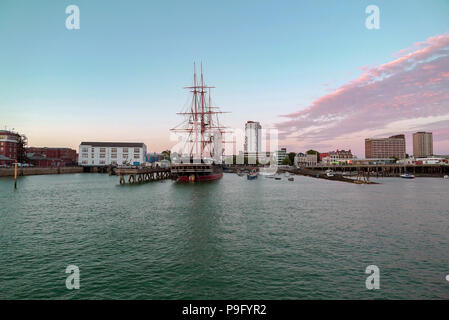 Portsmouth Harbour sur la côte sud du Royaume-Uni au crépuscule sur une chaude soirée d'été Banque D'Images