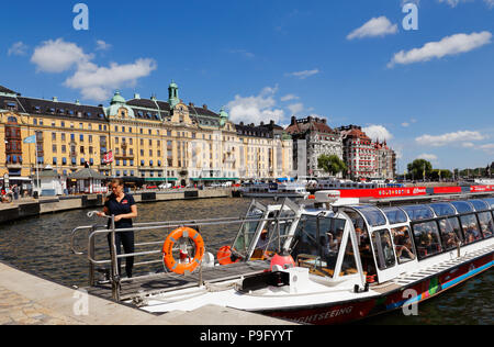 Stockholm, Suède - le 12 juillet 2018 : bateaux exploités par sightsseeing rouge hop-on hop-off à Nybrokajen service. Banque D'Images