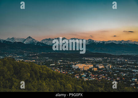 Coucher de soleil sur la ville d'Almaty et d'une vue sur la Tour de télévision de Kok Tobe Banque D'Images