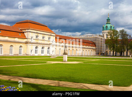 Berlin, Allemagne - 14 Avril 2017 : aile latérale de la Palais de Charlottenburg à Berlin face à la pelouse verte agrémentée d'une statue Banque D'Images
