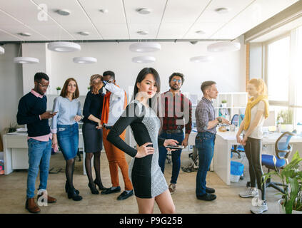 Les travailleurs de démarrage d'entreprise sont dirigés par des femmes cadres asiatiques élégant Banque D'Images