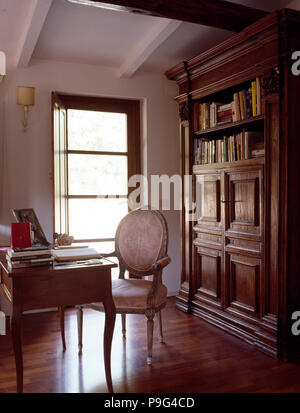 Chaise de style français peint à vintage 24 dans l'étude de la Toscane avec un ancien placard italien en bois sculpté Banque D'Images