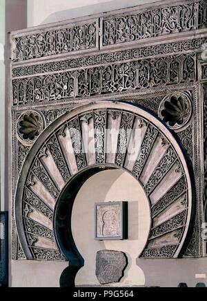 ARCO PROCEDENTE DEL SALON PRINCIPAL DE LA ALJAFERIA DE ZARAGOZA - SIGLO XI. Emplacement : Museo arqueologico NACIONAL-COLECCION, MADRID, ESPAGNE. Banque D'Images