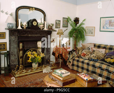 Vu jeter sur canapé de style Victorien des années 1980 salon avec cheminée en marbre noir Banque D'Images