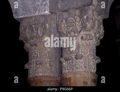 DETALLE DE LOS CAPITELES CON DECORACIONES VEGETALES DE LA ALJAFERIA DE ZARAGOZA - SIGLO XI. Emplacement : ALJAFERIA-CORTES Aragon, Saragosse, SARAGOSSE SARAGOSSE, ESPAGNE. Banque D'Images