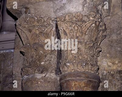 DETALLE DE LOS CAPITELES CON DECORACIONES VEGETALES EN MARMOL DE LA ALJAFERIA DE ZARAGOZA - SIGLO XI. Emplacement : ALJAFERIA-CORTES Aragon, Saragosse, SARAGOSSE SARAGOSSE, ESPAGNE. Banque D'Images