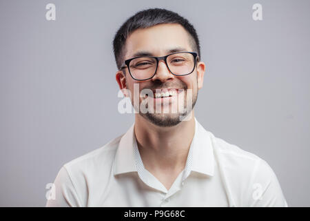 Des hommes sans souci dans les verres. cheerful man nous réjouir de la bonne business news Banque D'Images