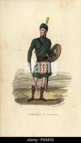 Campbell de Breadalbane, Highland Chieftain. En veste tartan kilt, sporran avec et, l'épée, capot, flexible et targe. Coloriée à la gravure sur cuivre de William Henry Pyne est le monde en miniature : l'Angleterre, l'Écosse et l'Irlande, Ackermann, 1827. Banque D'Images