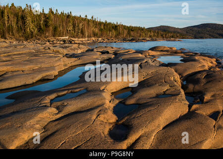 La baie d'Ashburton, parc provincial Neys, Ontario, Canada, par Bruce Montagne/Dembinsky Assoc Photo Banque D'Images