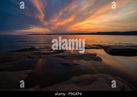 Le coucher du soleil, la baie d'Ashburton, parc provincial Neys, Ontario, Canada, par Bruce Montagne/Dembinsky Assoc Photo Banque D'Images