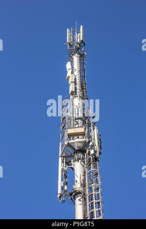 Une partie de l'antenne du transmetteur GSM. Vue verticale Banque D'Images