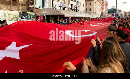Izmir, Turquie - le 29 octobre 2017 : à Orty Konak Izmir avec un énorme drapeau turc et tenant leurs drapeaux turcs sur les mains et certaines avec Banque D'Images