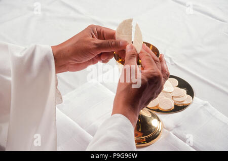 Prêtre Communion communion wafer hôte rupture MR © Myrleen Pearson. ...Ferguson Cate Banque D'Images