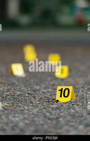 Marqueurs de scène de crime sur le béton avec une faible profondeur de champ. Banque D'Images