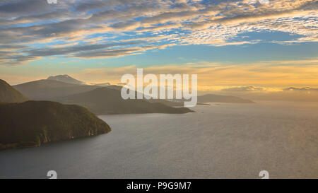 Vue panoramique vue aérienne de fjord norvégien dans au coucher du soleil près de Romsdalsfjord en Norvège Vestnes Banque D'Images